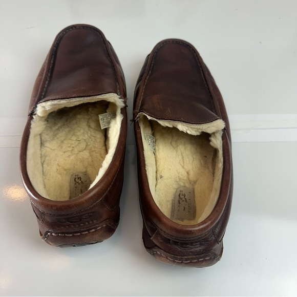 Early 2000s UGG Men’s Leather Slippers | Shearling · Comfortcore Cozy House Shoe - Picture 7 of 11